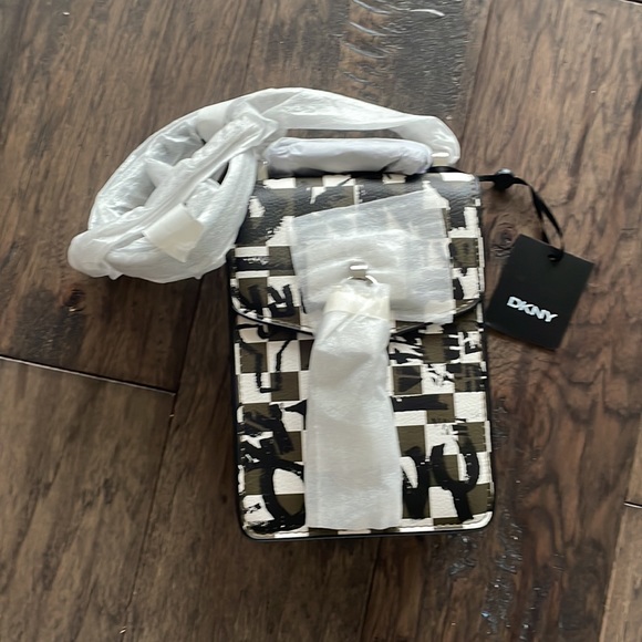NWT DKNY Elissa North South Graffiti Checkered Phone Crossbody bag - Picture 2 of 5